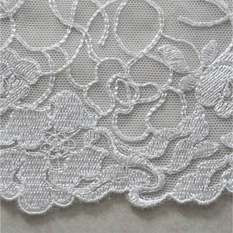 COUPON 2M TULLE BRODÉ BLANC 20 cm